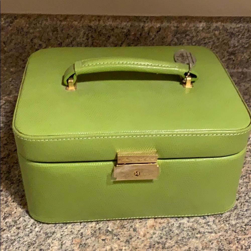 NWOT jewelry case in green. Brand is Tres Jolie.